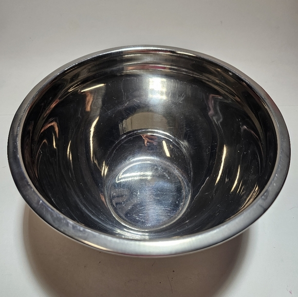 STAINLESS STEEL MEASURING BOWL 22 CM  WITH BLACK ANTI SKID BOTTOM - Picture 4 of 5
